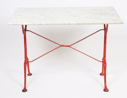 null TABLE BISTROT

A piètement métallique laqué rouge, plateau de marbre gris veiné.

Epoque...