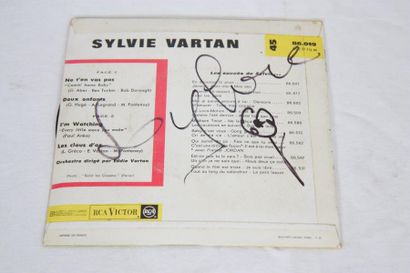 null DISQUE 45 TOURS DE SYLVIE VARTAN signé

"I'm watching" etc. Disque RCA VICTOR...