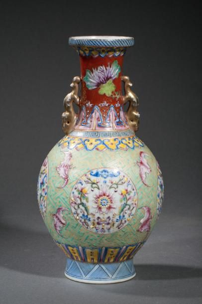 null VASE BALUSTRE CHINE

Vase balustre en porcelaine famille rose, orné au col d'une...