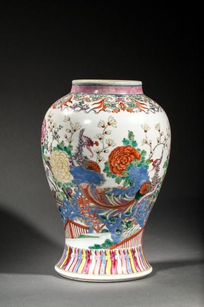 null POTICHE CHINE

Potiche en porcelaine de la famille rose décorée en émaux polychromes...