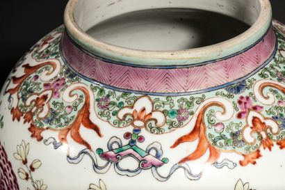 null POTICHE CHINE

Potiche en porcelaine de la famille rose décorée en émaux polychromes...