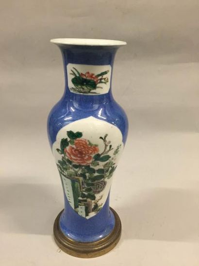 null VASE BALUSTRE CHINE

Vase balustre en porcelaine famille rose décoré de branchages...