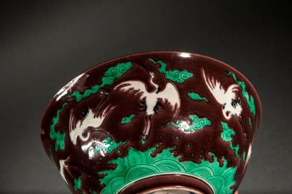 null BOL CHINE

Bol sur pied en couronne, en porcelaine à décor de grues en vol parsemé...