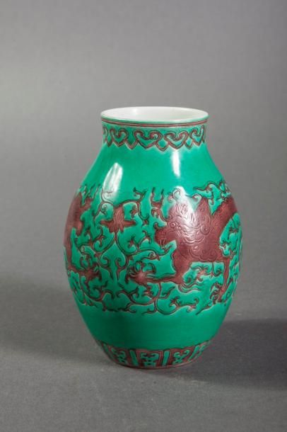 null PETIT VASE CHINE

Petit vase oblong à large col court, en porcelaine, décoré...