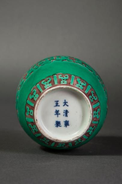 null PETIT VASE CHINE

Petit vase oblong à large col court, en porcelaine, décoré...