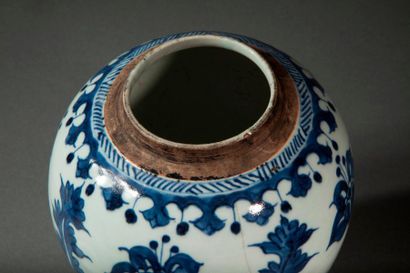null POT CHINE

Pot globulaire à fond plat en porcelaine blanche à décor bleu cobalt...