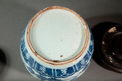null POT CHINE

Pot globulaire à fond plat en porcelaine blanche à décor bleu cobalt...