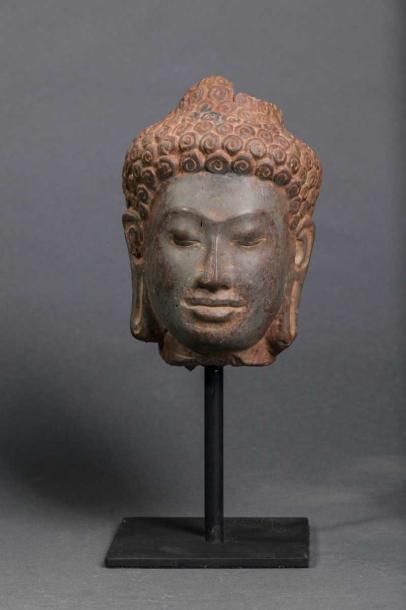null "TETE DE BUDDHA"
Tête de Buddha coiffée de larges bouclettes, les yeux en amande,...