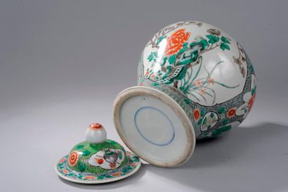 null POTICHE CHINE

Potiche couverte en porcelaine de la famille verte à décor en...