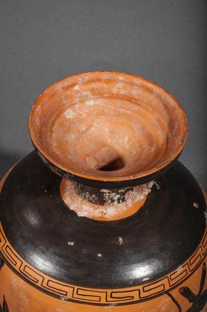 null VASE GRECE ANTIQUE

Vase urne cratère à cloche sur haut piédouche, à anses de...