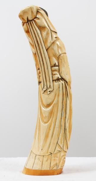 null "SAGE SOURIANT" CHINE

Corne sculptée. 

Années 1950.

H : 61 cm.