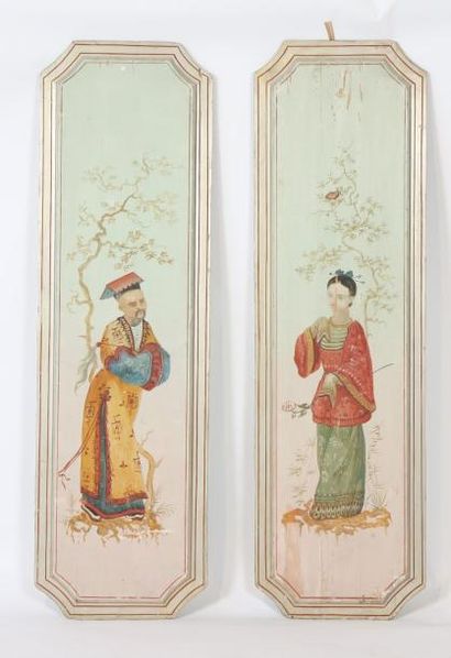 null PAIRE DE PANNEAUX PEINTS "AUX CHINOIS" 

En bois peint, à décor d'un couple...