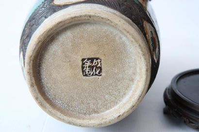 null VASE EN NAKIN CHINE

Vase balustre en porcelaine de Nakin décoré en émaux polychrome...