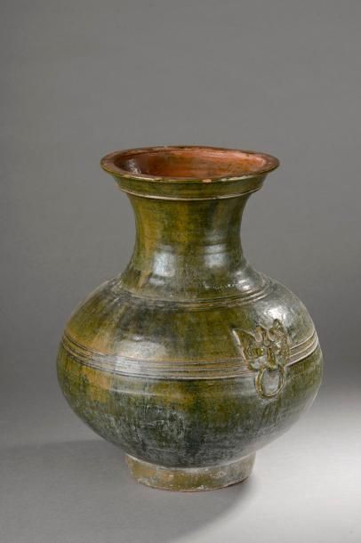 null VASE CHINE

Vase de forme Hu rappelant la vaisselle rituelle de bronze en terre...