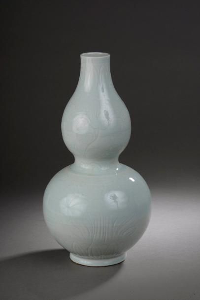 null VASE CELADON CHINE

Vase double gourde sur pied en couronne décoré en incision...