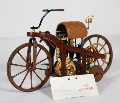 null MOTO DAIMLER 1885 1/8

FRANKLIN MINT PRECISION MODELS. 1/8 En bois, métal et...