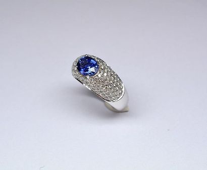 null Très belle BAGUE JONC BOULE sertie d'un saphir ovale de couleur exceptionnelle...