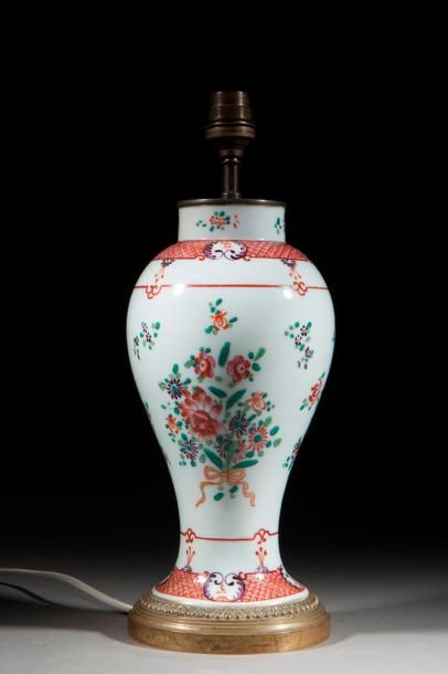 null VASE BALUSTRE FAMILLE ROSE CHINE

Vase balustre en porcelaine famille rose illustré...