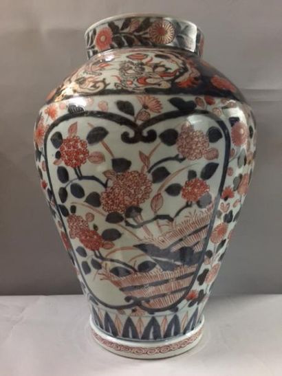 null VASE IMARI CHINE

Vase en porcelaine imari à décor de branchages en réserve...