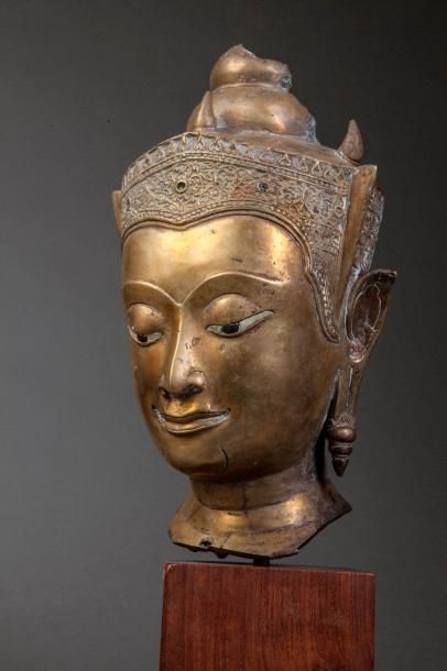 null BRONZE "TETE DE BUDDHA" THAILANDE

Tête de Buddha couronnée à l'expression sereine...