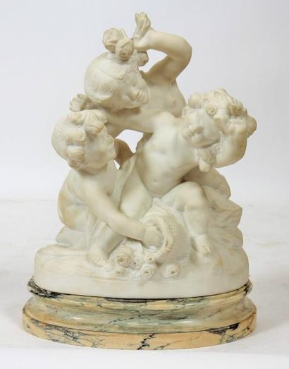 null GROUPE EN MARBRE "TROIS PUTTI AUX FLEURS" DE RAPHAEL-CHARLES PEYRE (1872-1949)

En...