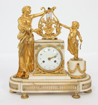null PENDULE "A LA LYRE" LOUIS XVI 

En marbre blanc et bronze doré, représentant...