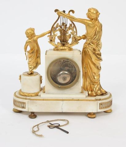 null PENDULE "A LA LYRE" LOUIS XVI 

En marbre blanc et bronze doré, représentant...