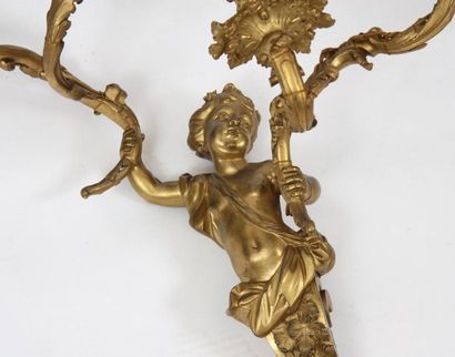 null IMPORTANTE PAIRE D'APPLIQUES ROCAILLE

En bronze doré figurant un buste de jeune...