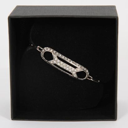 null BRACELET OR GRIS ET DIAMANTS

En or gris 18 K et diamants.

Pb : 13,9 g