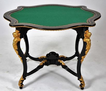 null TABLE A JEU "BOULLE" NAPOLEON III

En bois noirci et laiton doré à décor à la...