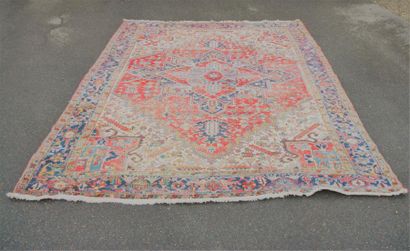 null GRAND TAPIS D'ORIENT

En laine 

Epoque XXème siècle

350 x 280 cm