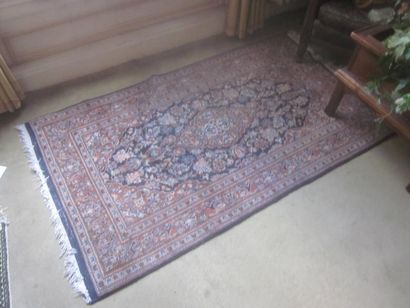 null TAPIS D'ORIENT

En laine, à décor d'une mandorle sur fond bleu à fleurs.

155...