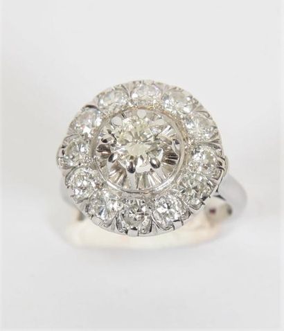 null BAGUE OR BLANC ET DIAMANTS

En or gris 18 K ornée de diamants 2,30 K.

Pb :...