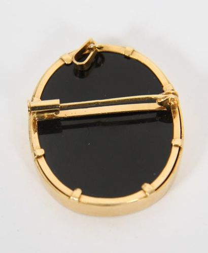 null BROCHE PENDENTIF CAMEE SUR OR

En or jaune 18 K ornée d'un camée.

Pb : 13,4...