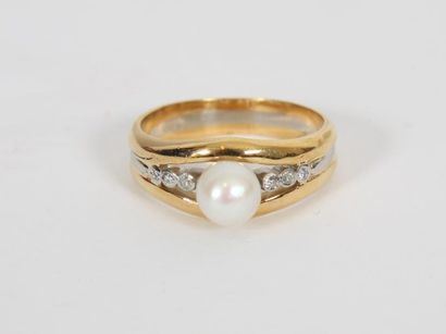 null BAGUE JONC ORS PERLE ET PIERRES TYPE DIAMANTS

A monture deux ors 18 K ornée...