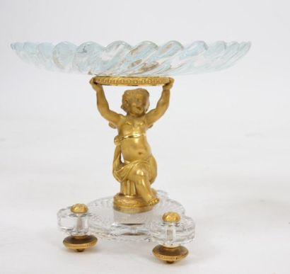null CENTRE DE TABLE "AUX ANGELOTS" DE BACCARAT

En bronze doré et cristal comprenant...
