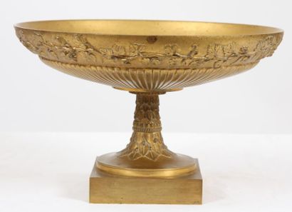 null COUPE EN BRONZE XIXè 

En bronze doré, coupe godronnée à décor de pampre de...