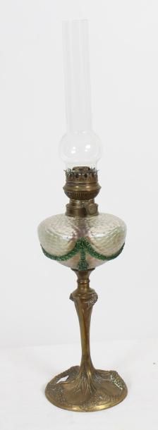 null LAMPE A PETROLE 1925

Pied en bronze doré, réservoir en verre irisé 

Epoque...