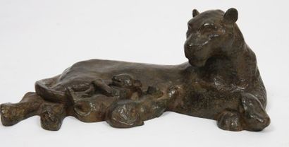 null BRONZE "LIONNE ET SES PETITS" DE PAUL SIMON (1892-1979)

Bronze patiné.

Exemplaire...