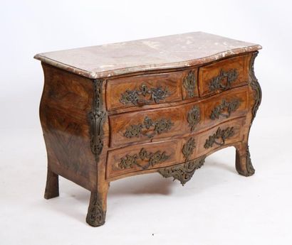 null COMMODE TOMBEAU MARQUETEE REGENCE PORTANT ESTAMP. DE J.B. FROMAGEAU 

De forme...