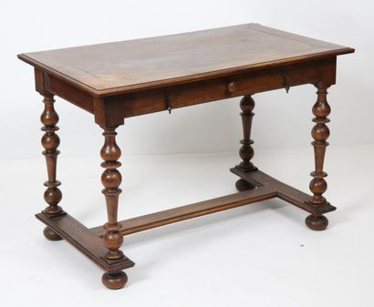 null TABLE-BUREAU LOUIS XIII

En bois fruitier, ouvrant à un tiroir en ceinture,...