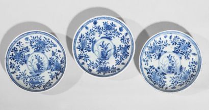 null Trois coupelles en porcelaine blanche décoré de motifs floraux en bleu cobalt...
