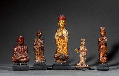 null Lot comprenant quatre statuettes bouddhiques en bois laqué et doré et une dame...
