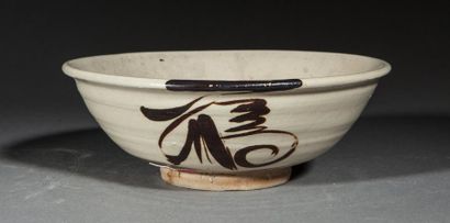 null Suite de trois larges coupes en céramique cizhu. Chine. Dynastie Ming.