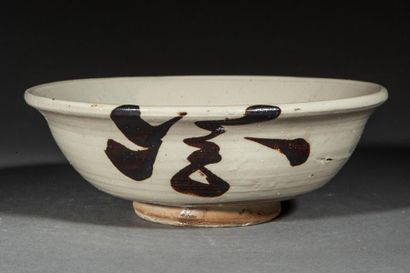 null Suite de trois larges coupes en céramique cizhu. Chine. Dynastie Ming.