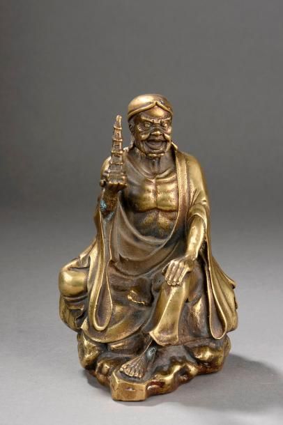 null Sage taoïste assis au visage de vieillard hilare drapé dans une robe monastique...