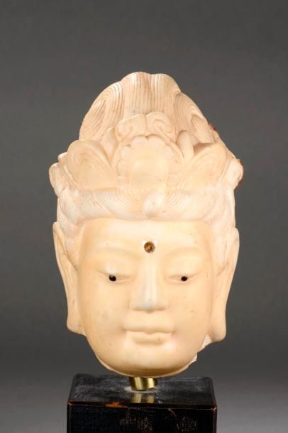 null Tête du Boddhisattva Kwan Yin paré d'un diadème sur un haut chignon, l'urna...