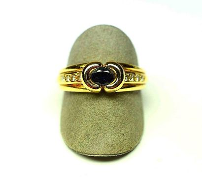 null Bague or jaune, anneau godronné serti de 8 diamants ronds taille brillant moderne...