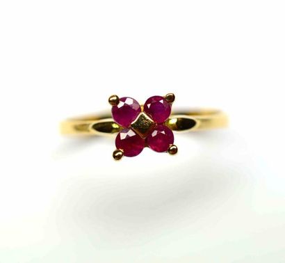 null Bague or jaune ornée en son centre par 4 rubis ronds de belle couleur. Or 1,90...