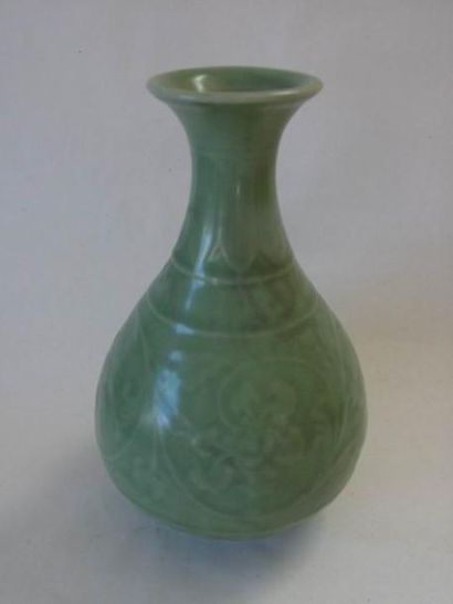 null Vase de forme Yuhuchuping en porcelaine du Longquan décoré de motifs floraux...